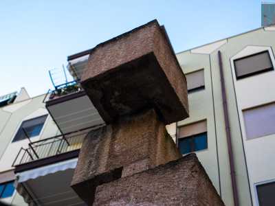 Realizzati in pietra, sono poggiati uno sull�altro secondo un irreale gioco di equilibrio. Il loro colore grigio in alcuni punti si � scurito per via degli agenti atmosferici